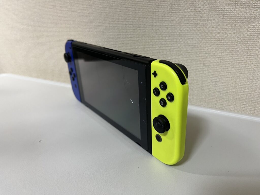 意匠登録第1574793号が示すNintendo Switchの外観の例。左右のコントローラーと画面が一体になった特徴的なデザイン。